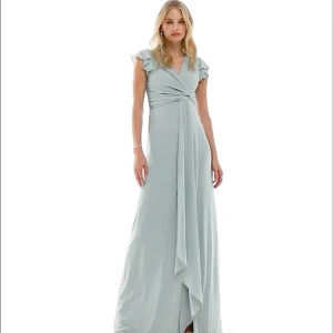 Ljusgrön balklänning  - Säljer den här gulliga balklänningen, den är endast provad och har pris lappen kvar💓 det är en superfin modell och somrig färg😍 Det är en längre modell och den passar perfekt på mig ca ,180cm, skulle säga att den är S-M💓 Nypris = 880kr, lånad bild