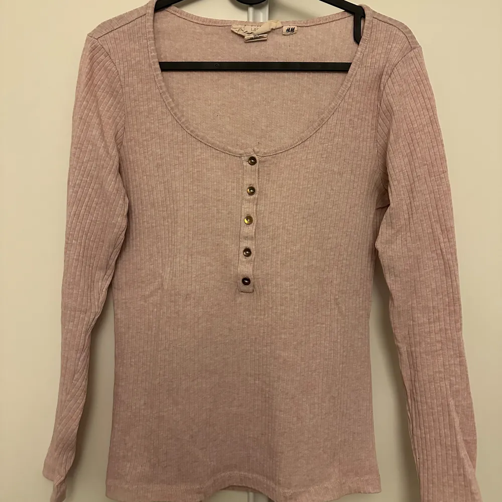 Rosa tröja från H&M, storlek M. Använt skick, 100kr. Köparen står för frakten🩷🫶🏼. Tröjor & Koftor.