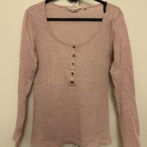 Rosa tröja från H&M, storlek M. Använt skick, 100kr. Köparen står för frakten🩷🫶🏼