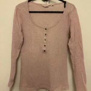 Tröja  - Rosa tröja från H&M, storlek M. Använt skick, 100kr. Köparen står för frakten🩷🫶🏼