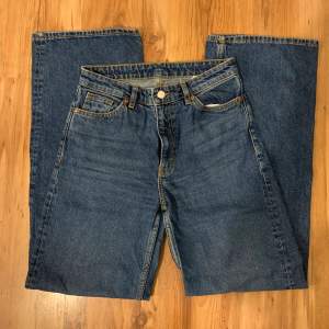 snygga jeans från monki, använt hyfsat mycket men bra skick🤍