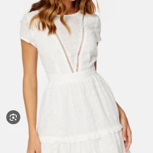 Studentklänning - Jättegullig studentklänning med prislapp kvar! Ganska liten i storlek passar mig som vanligtvis har M/L. Säljes då den aldrig kom till användning. Går ej att få tag i butik längre.