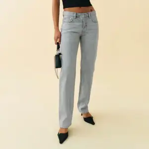 Säljer dessa lågmidjade jeans från GINA TRICOT. Dom är gråa lågmidjade raka jeans!
