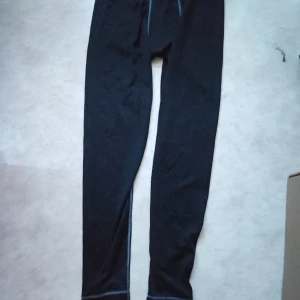 Underställsbyxor - I bra skick, 100% Polyester   Designed in Sweden  Storlek XL