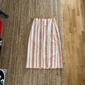 Randig kjol - Söt randig kjol från Gina, köpt secondhand och har en slit på framsidan! Går att ha både hög eller lågmidjat och slutar mitt på smalbenet på mig som är 171cm! Så är väl typ en midi kjol!✨🦋