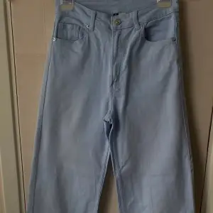 Dessa par av jeans byxor är sttrl 38, dens stil är lite större på botten, använts några gånger och är ny
