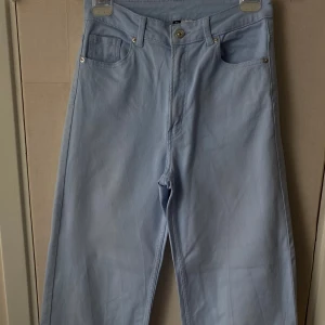 Ljus blåa jeans byxor - Dessa par av jeans byxor är sttrl 38, dens stil är lite större på botten, använts några gånger och är ny