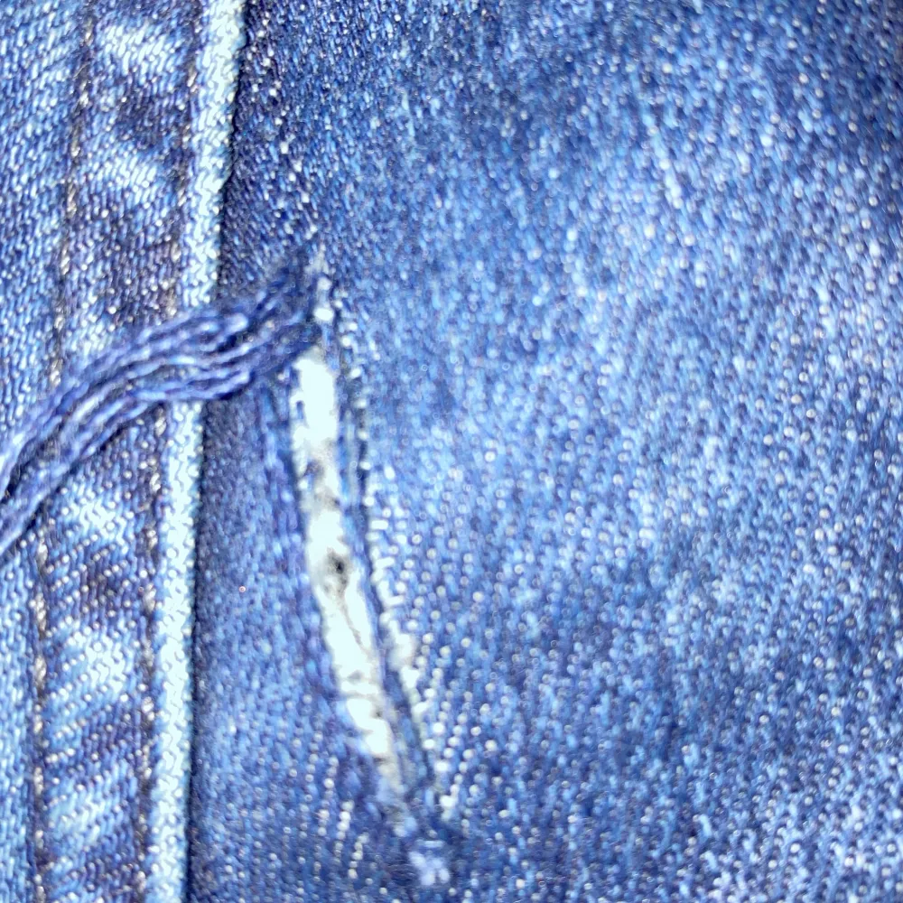 Säljer mina super fina ltb jeans för att dom inte kommer till användning. Dom är i bra skick men har en liten defekt (bild 3). Går att laga lätt💞 priset kan diskuteras vid snabb affär. Jeans & Byxor.