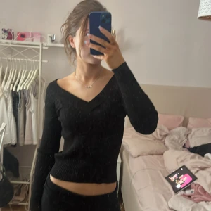 Ribbstickad tröja  - En jättefin ribbstickad tröja! Kommer ej till använd därför säljer jag❤️använt 5 gånger max 