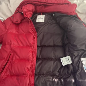 Moncler maya - Söker byten eller till salu den är i bra skick men använd ganska mycket
