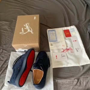 Christian Louboutin - Hej!  Säljer mina Christian Louboutin då jag har köpt fel storlek. Storlek: 42 Skick:10/10(Aldrig använda!) Färg:blå (Priset kan diskuteras med snabb affär!)