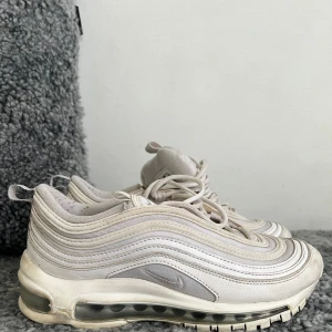 Nike Air  - Skor i bra skick säljes. Jag skickar fler bilder vid förfrågan. 