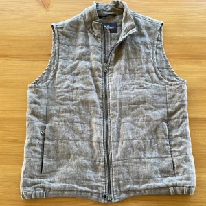 Oscar Jacobson väst - Riktigt snygg Oscar Jacobson väst som är perfekt nu till våren. Bra skick utan defekter. Storlek L. Färgen är ljusbrun. Nypris runt 1500, mitt pris 750. Men går att diskutera vid snabb affär. 