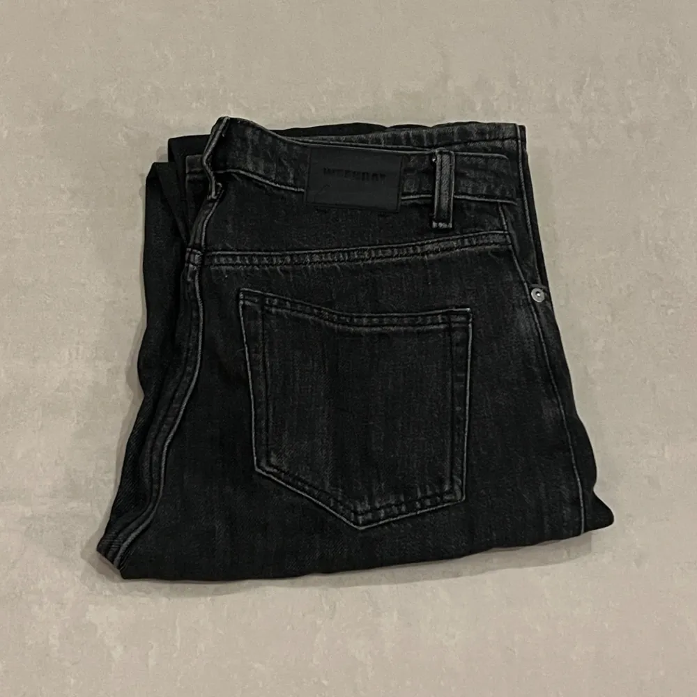 Svarta ”Rowe Extra High Straight Jeans” från Weekday. Fin tvätt, med gråa toner i det svarta. Mycket bra skick! Stl 25/32. . Jeans & Byxor.