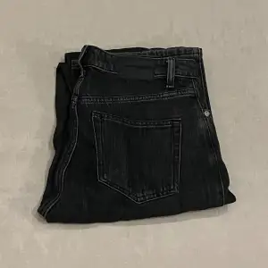 Svarta ”Rowe Extra High Straight Jeans” från Weekday. Fin tvätt, med gråa toner i det svarta. Mycket bra skick! Stl 25/32. 
