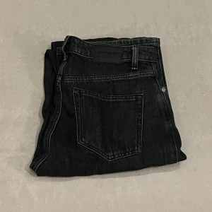 Svarta jeans Weekday - Svarta ”Rowe Extra High Straight Jeans” från Weekday. Fin tvätt, med gråa toner i det svarta. Mycket bra skick! Stl 25/32. 