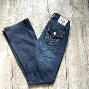 TRUE RELIGION - BECCA MID RISE BOOTCUT MUDDY WATERS - Säljer mina helt nya true religion jeans då  det inte kommer till användning! Jag är 166 och de är något för långa💖 nypris 1200
