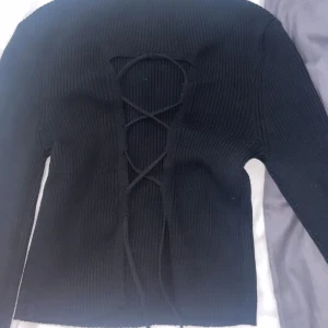 Tröja - Öppen på ryggen ,använts 1 gång ,betalar ejjj för frakt