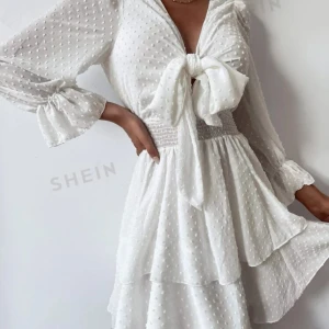 Studentklänning  - Säljer denna superfina vita klänningen som passar perfekt till student eller skolavslutning. Den är aldrig använd endast testad.  Den är köpt från shien. Lånade bilder skriv för egna 🥰