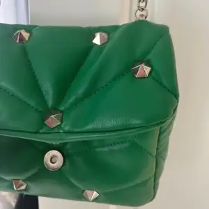 En jättefin grön axelremsväska från Zara som tyvärr inte kommer till användning mer. Använts ca 2-3 gånger så den är i väldigt fint skick.