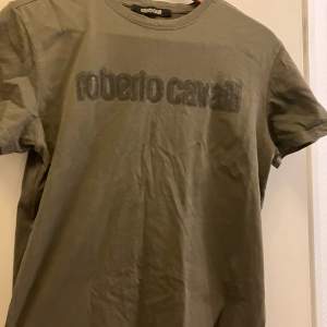 Säljer denna snygga Roberto cavalli t-shirt. Skicket är bra. Det finns inga defekter på den. Nypris är runt 1500 Mitt pris är 399