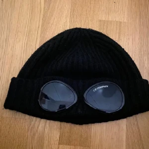 C.p company mössa - En väldigt snygg mössa i ett bra skick! Byten är även intressanta!