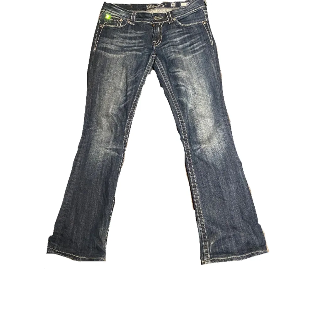 jätte fina miss me jeans i bootcut modell🙏🏼💋 inga defekter. 💋midjemått tvärsöver: 40cm, innerbenet: 80cm🐆kom privat för fler frågor eller bilder på!❤️FRIFRAKT KAN FIXAS FRAM TILL 30 MARS. Jeans & Byxor.