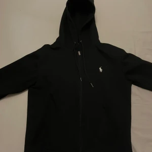 Raulph lauren zip up - Tjena, säljer nu min sjukt trendiga polo raulph lauren zip up kofta! Skicket är 9,5/10, näst intill oanvänd. Säljer på grund av att råka beställa fel storlek. Nypris är 1799kr. Hojta gärna till ifall ni har någon fundering!