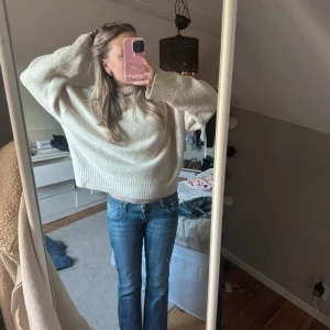 Low Waist bootcut jeans💕 - Sååå fina och så coola detaljer! Midja: 80-82 (de är väldigt låga, därför lite högre midjemått än andra xs) Innerben: ca 75 cm Kan diskutera priset! Inga slitage!  