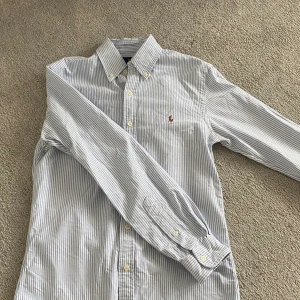 Ralph lauren skjorta  - Svin snygg skjorta från polo Ralph lauren- storlek:S- väldigt fint skick- pris: 399 sek - nypris: 1300 sek.