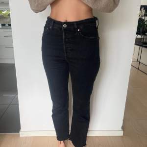 Snygga svarta raka jeans från Zara, fint skick👖🖤 