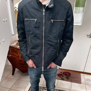 Riley Jacka - RIKTIGT skön Riley Jacka! schysst passform! 🧥knappt använd! TITTA MIN SIDA SÅ DU INTE MISSAR NÅGOT ÄNNU FETARE!🍾💶Kom dm ifall du har några frågor!🙋‍♂️😊