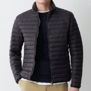 Colmar dunjacka - Säljer pga att den har blivit för liten, sparsamt använd och i superbra skick!  Storleken är 50 i italienska storlekar vilket motsvarar ungefär M-L  Nypris: 4000kr