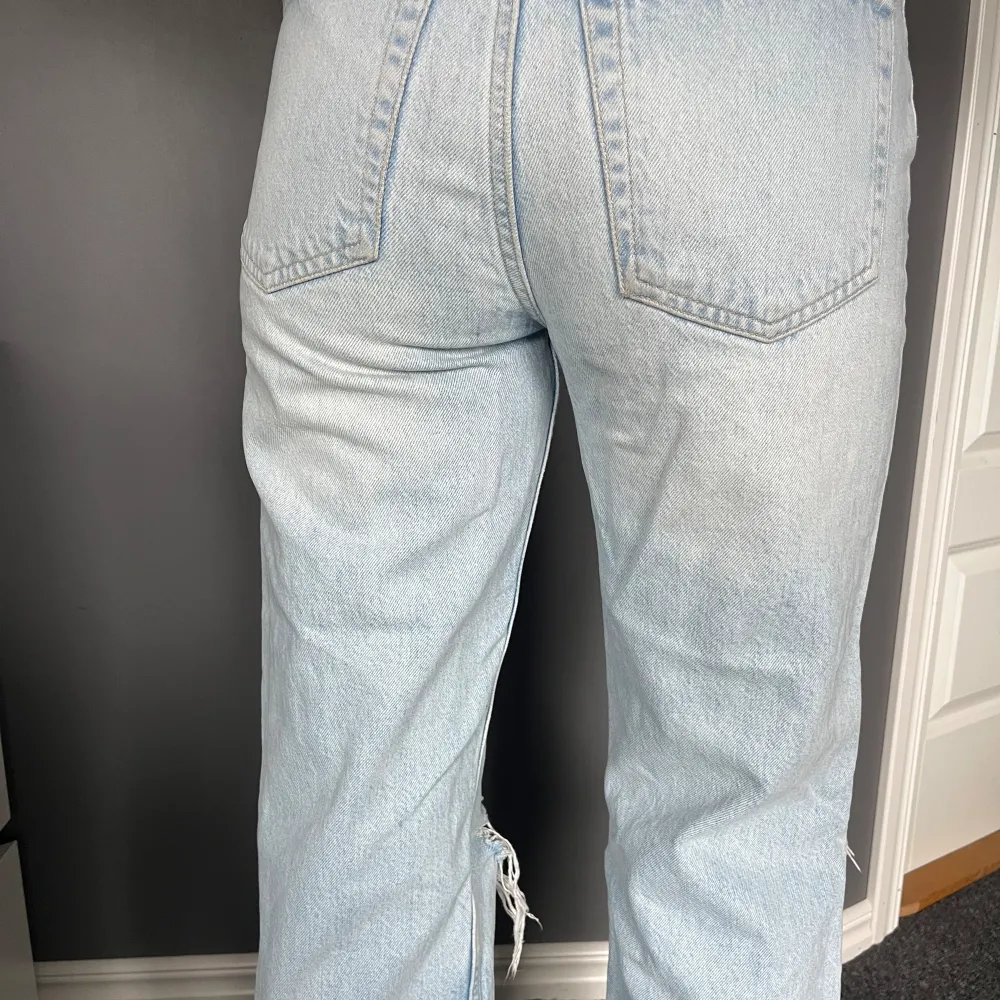 Ljusa jeans från Gina som inte kommer till användning och har blivit för små för mig. Knapptast använda och därför fortfarande fina. Jeansen är i storlek 32. 🩷. Jeans & Byxor.