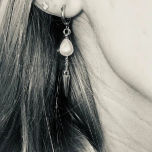 Örhänge m fri frakt - Silverfärgad örhänge