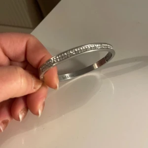 Armband  - Elegant stelt armband i silver med stenar på halva sidan. Använd ett fåtal gånger och är i bra skick. 