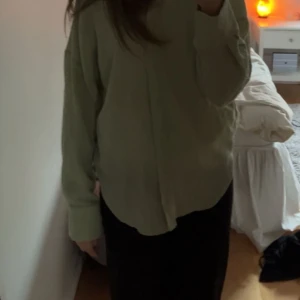 sommarkjorta från mango - söt skjorta från mango i blusmaterial! bra kvalite då den knappt är använd 🥰 