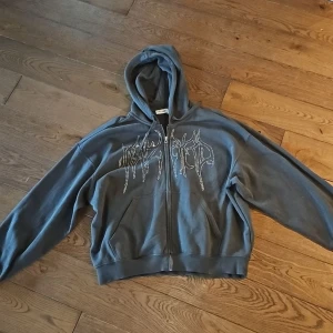 Weekday hoodie  - Den är hel hel och fin och så 