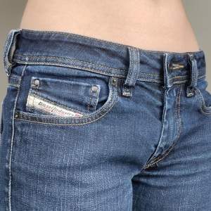 Säljer dessa lågmidjade diesel jeans i bra skick förutom ett par små tecken på användning, de är tightare uppe och står ut mer nertill🥰står att det är L34 men skulle uppskatta att det är L32❤️kontakta pv för mer info eller bilder❤️