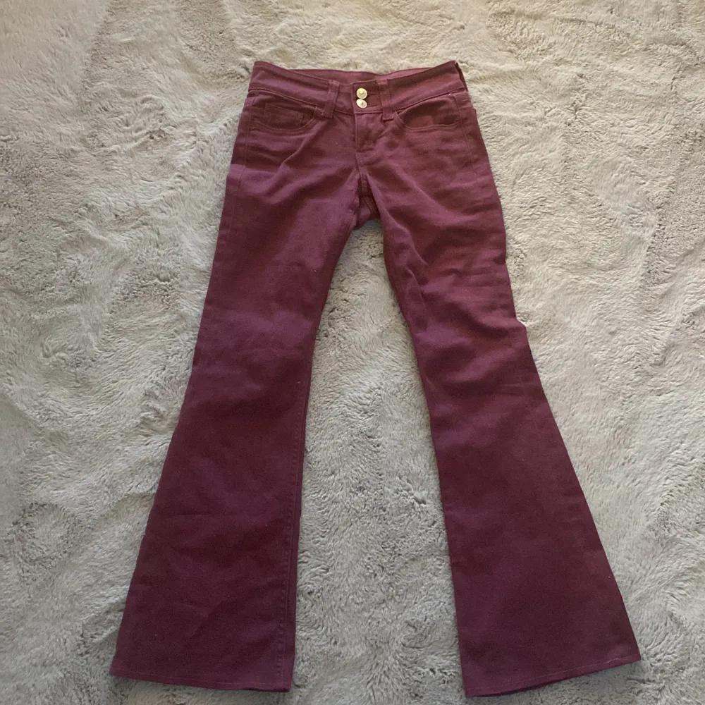 Säljer dessa unika lila/röda jeans från divided!. Jeans & Byxor.
