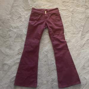 Säljer dessa unika lila/röda jeans från divided!