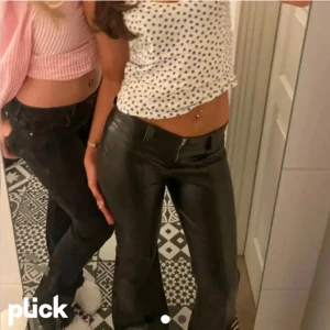 Skinnbyxor  - Slutsålda trendiga skinnbyxor från new yorker. Storlek S. Jag är 168 och de är långa på mig🤗💓