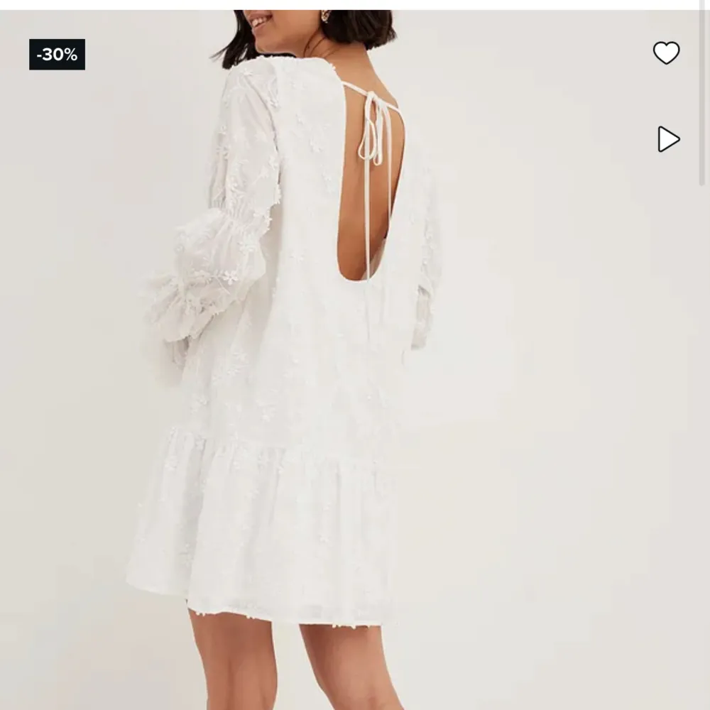 Säljer Na-KD klänning i modellen Sleeve Detail Deep Back Dress på grund av att den var lite stor på mig. Lappen är kvar och har aldrig blivit använd, endast testad. Hoppas det finns intresse!!❤️. Klänningar.