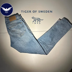 Tiger of sweden jeans - Ett par snygga jeans i den populära modellen PISTOLERO | Färgen är Blue lines | Skicket är 9/10 fint skick | modellen är 178 och väger 62kg