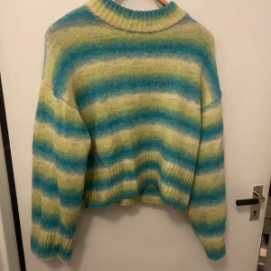 Stickad tröja  - Stickad tröja ifrån Ginatricot! Storlek S💙💚100kr 