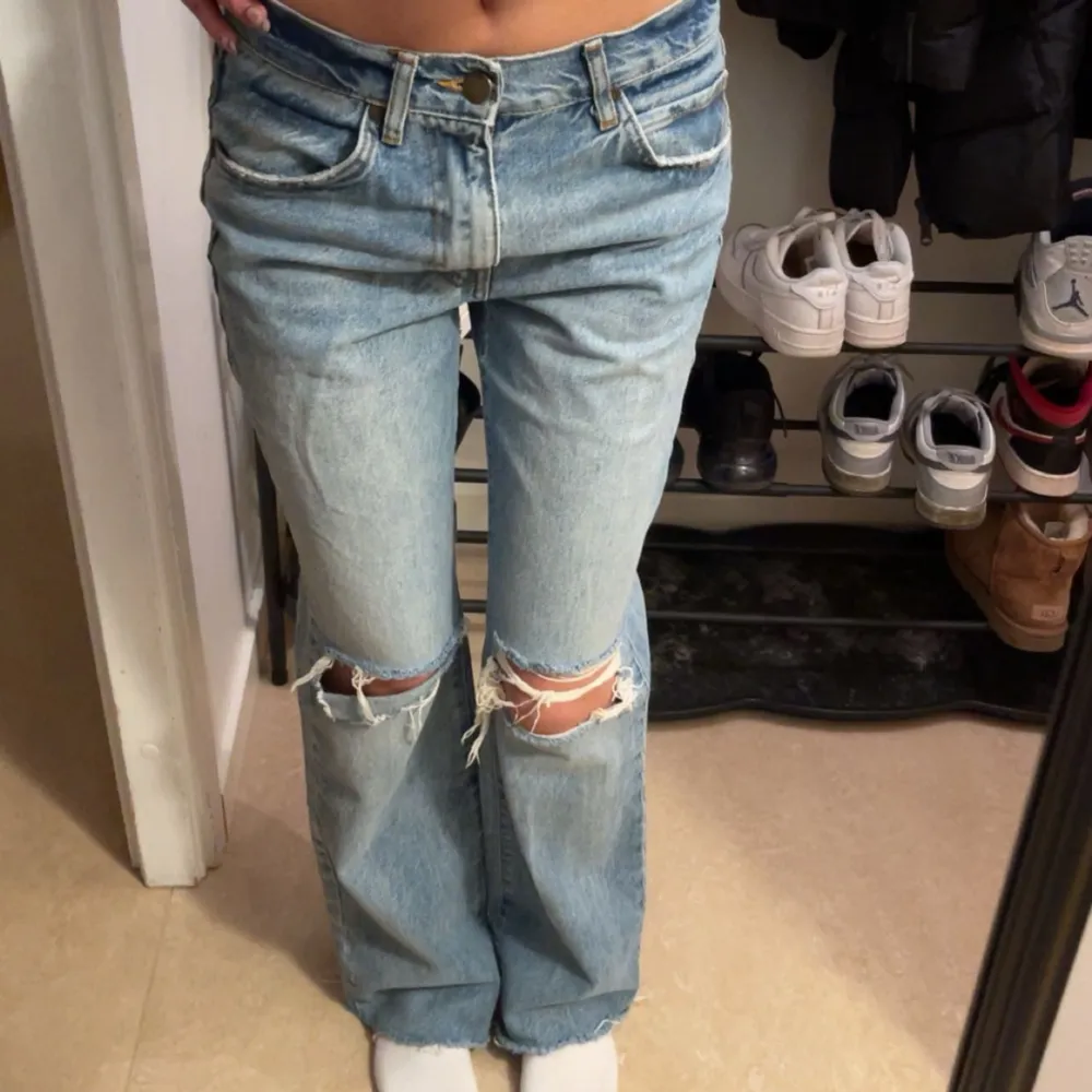 Midwaist flared jeans med hål i storlek 34. Jeans & Byxor.