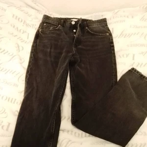 Jeans  - Säljer dessa jeans som bara har hängt i garderoben. Prislappen kvar och aldrig använda. Dem är från Zara och är i low waist med 4 knappar, svarta i strl 36. Köptes för 359kr och jag säljer dem för 60kr + frakt! 