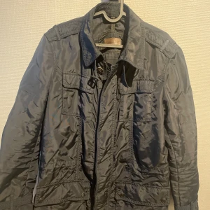 Massimo Dutti jacka - En tvär fet soft vintage massimo dutti jacka i färgen marinblå. skicket på jackan är 8/10. storlek M men sitter som L. priset är knte hugget i sten. tveka inte på att höra av er vid frågor eller funderingar!  mvh/ Gustav