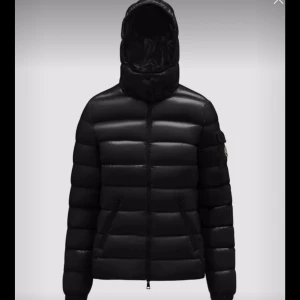 Söker! - Söker en Bady short Down jacket. Moncler maya jacket funkar också! Men helst Bady, men skriv gärna om du säljer, storlek Xs-S helst i färgen svart, Vit färg funkar också bra, helst inte så skrynklig🫶🏽❤️