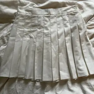 Super söt vit kjol ”tenniskjol”  Som ny från bikbok.  Strl 38 men skulle säga att den sitter som en 36. 